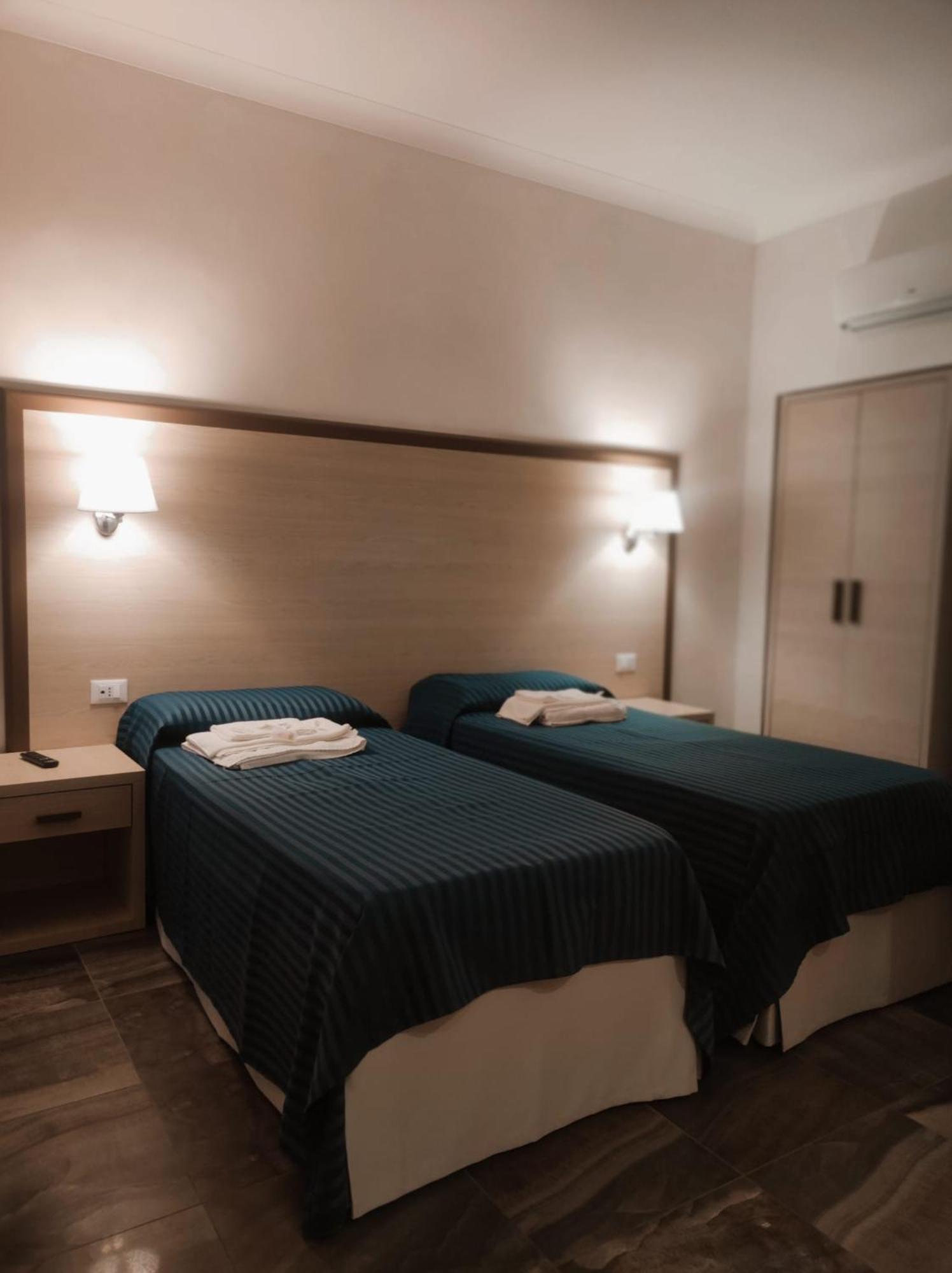 Hotel Holiday Foggia Exterior foto